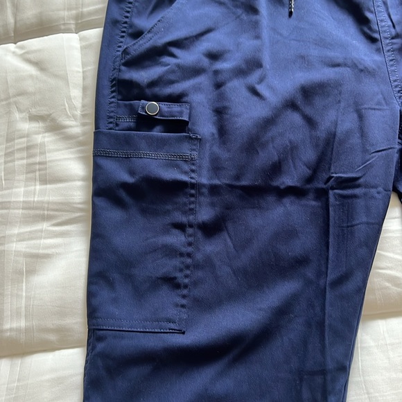 Med couture navy scrubs: medium - Picture 6 of 9